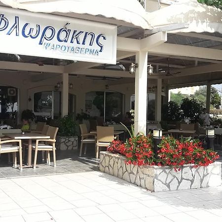 Hotel Florakis Livanátai Exteriör bild